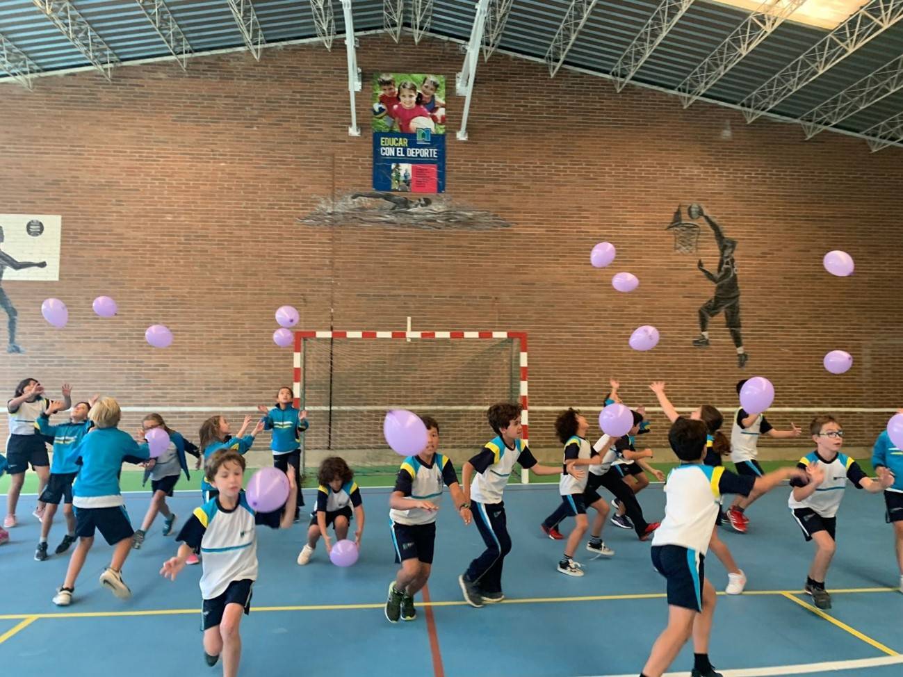 Taller de balones gigantes en una sesión de Educación Física dirigido a  alumnos de 2º ciclo