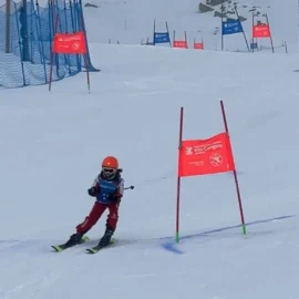 Alumno/a compitiendo en slalom en la estación de esquí Alto Campoo durante la Copa Cordillera