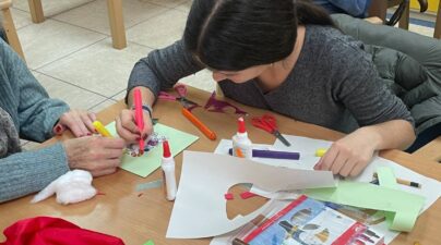 Alumnado de 4.º de ESO realizando postales navideñas con personas mayores en el Centro de Día de Covaresa