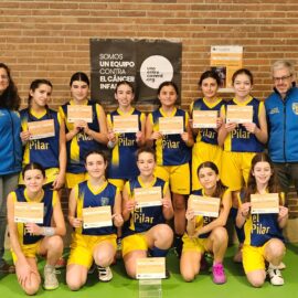 Equipo infantil femenino de baloncesto del Colegio El Pilar con diplomas de Canastas contra el cáncer infantil.