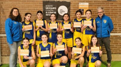 Equipo infantil femenino de baloncesto del Colegio El Pilar con diplomas de Canastas contra el cáncer infantil.