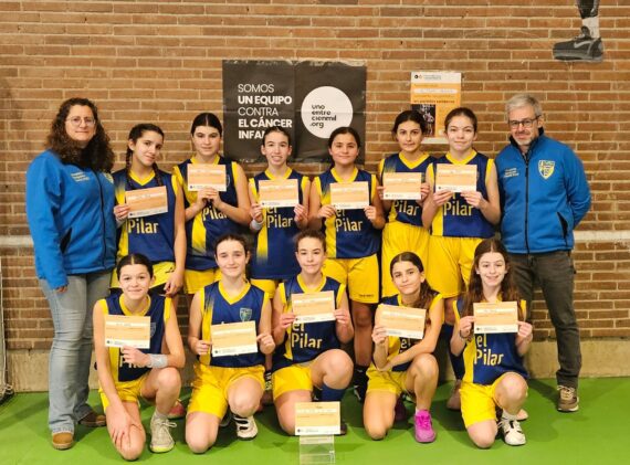 Equipo infantil femenino de baloncesto del Colegio El Pilar con diplomas de Canastas contra el cáncer infantil.