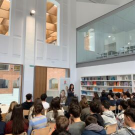 Encuentro literario con Mónica Rodríguez y alumnado de 3.º y 4.º de ESO en la biblioteca del Colegio El Pilar