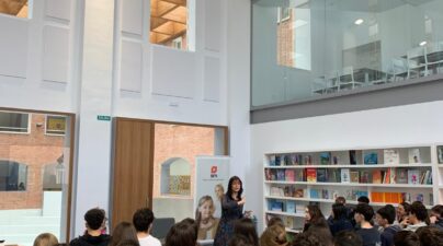 Encuentro literario con Mónica Rodríguez y alumnado de 3.º y 4.º de ESO en la biblioteca del Colegio El Pilar