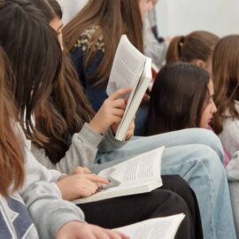 Ejemplar de “Ojo de Nube” disponible en la biblioteca escolar