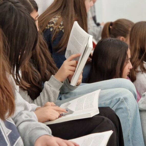 Ejemplar de “Ojo de Nube” disponible en la biblioteca escolar