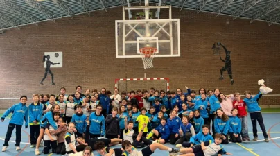 Foto de grupo del alumnado de 5.º y 6.º tras la jornada deportiva