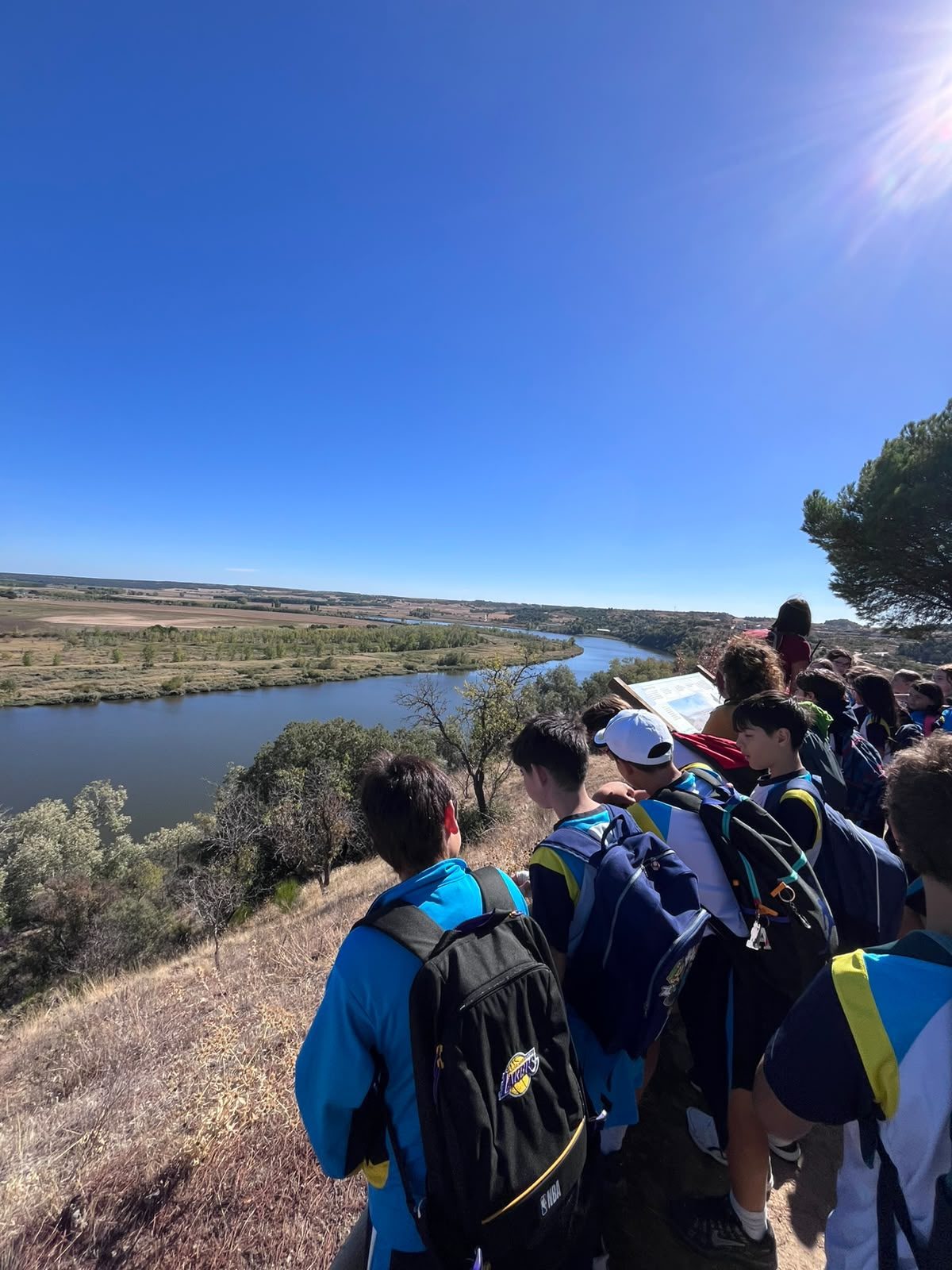 El grupo de 6.º de Primaria contempla el río Duero desde un mirador junto a un panel informativo.