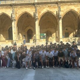 Grupo de alumnos posa ante la catedral de León, con sus portadas de arcos apuntados y esculturas al fondo.