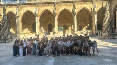 Grupo de alumnos posa ante la catedral de León, con sus portadas de arcos apuntados y esculturas al fondo.