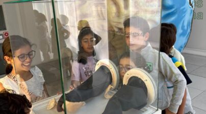 Alumnos observan un modelo del cerebro dentro de una vitrina en una de las salas del museo.