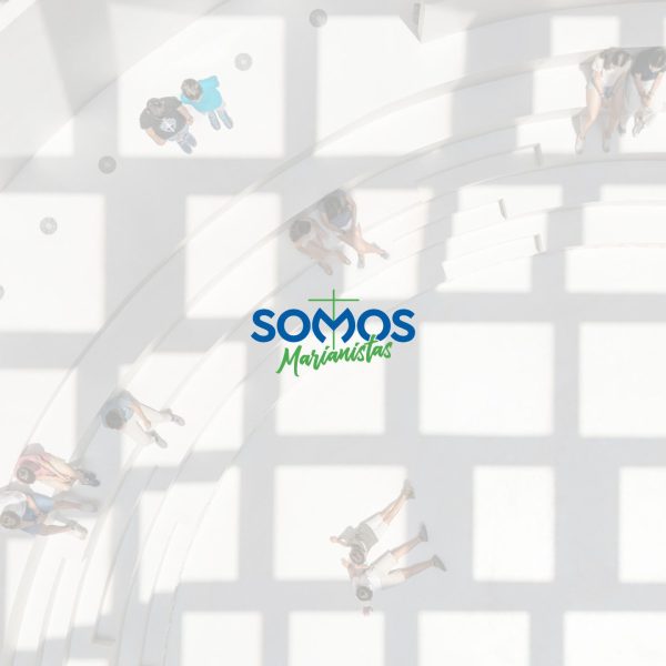 Vista del ágora del colegio con el logo “Somos Marianistas” sobreimpreso, símbolo de comunidad y encuentro.