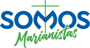 Logo del lema “Somos Marianistas” con el texto en azul y verde y una cruz integrada en la letra central.
