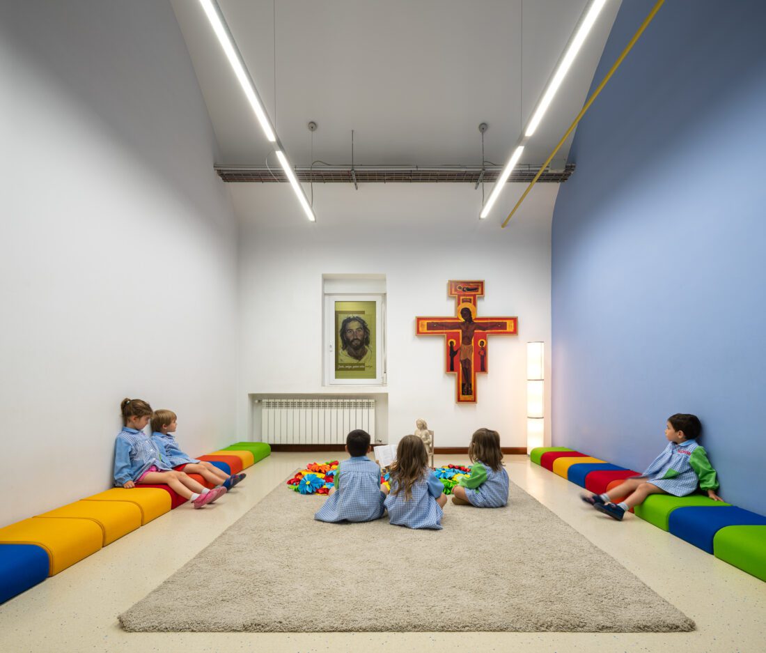 Niños del colegio reunidos en un espacio de encuentro y oración