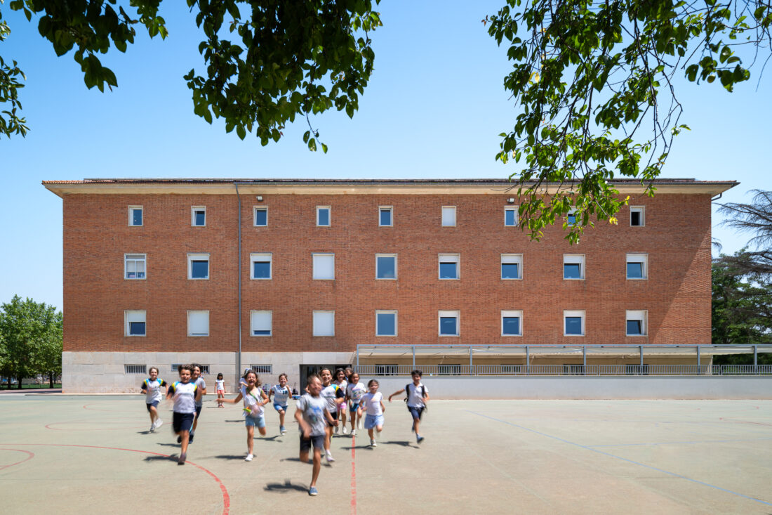 Alumnado en el patio del Colegio El Pilar de Valladolid